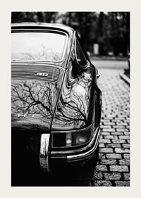 En klassisk Porsche 911 skapar en nostalgisk känsla på kullerstensgatan.-3