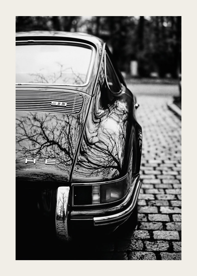 En klassisk Porsche 911 skapar en nostalgisk känsla på kullerstensgatan.-12