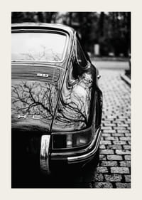 En klassisk Porsche 911 skapar en nostalgisk känsla på kullerstensgatan.-3