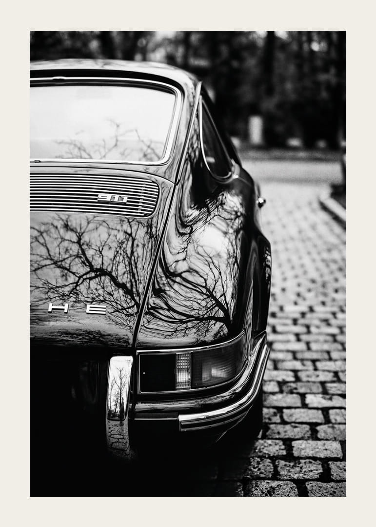 En klassisk Porsche 911 skapar en nostalgisk känsla på kullerstensgatan.-12