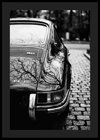 En klassisk Porsche 911 skapar en nostalgisk känsla på kullerstensgatan.-4