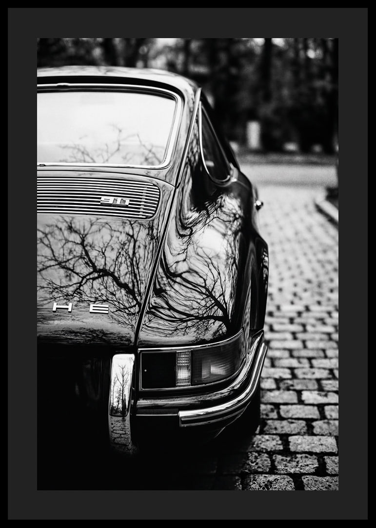 En klassisk Porsche 911 skapar en nostalgisk känsla på kullerstensgatan.-12