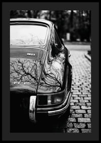 En klassisk Porsche 911 skapar en nostalgisk känsla på kullerstensgatan.-4