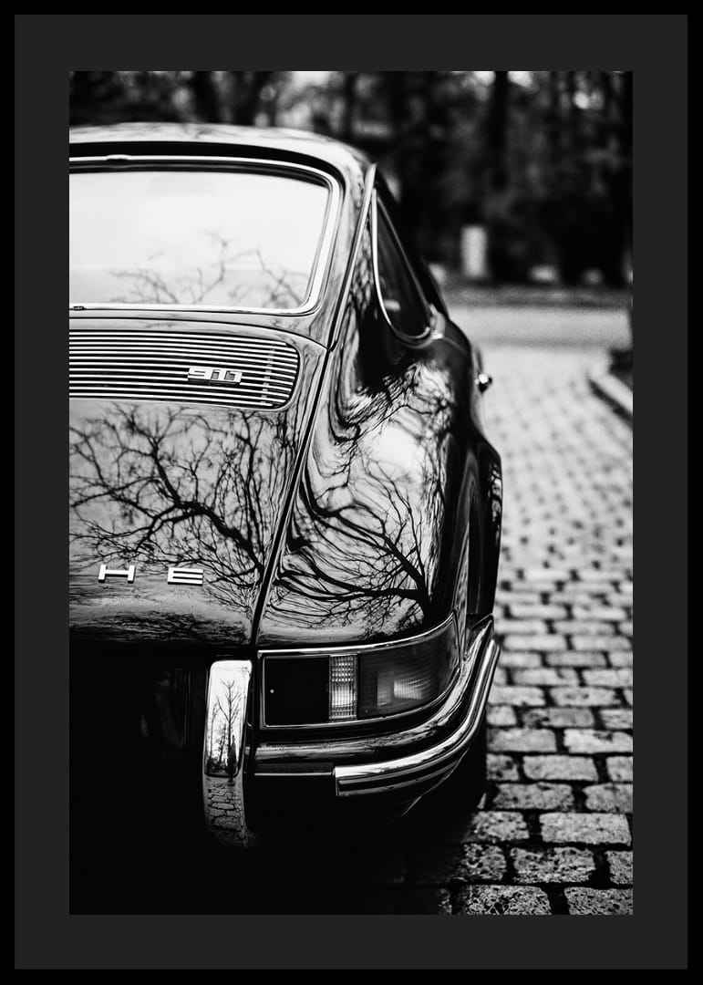 En klassisk Porsche 911 skapar en nostalgisk känsla på kullerstensgatan.-12