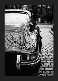 En klassisk Porsche 911 skapar en nostalgisk känsla på kullerstensgatan.-5