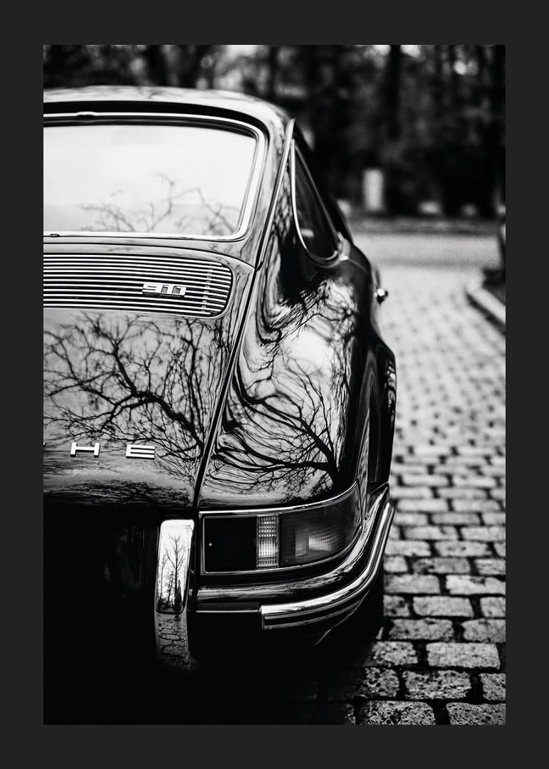En klassisk Porsche 911 skapar en nostalgisk känsla på kullerstensgatan.-12