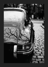 En klassisk Porsche 911 skapar en nostalgisk känsla på kullerstensgatan.-5