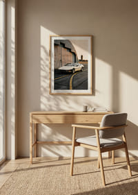 Elegants klasiskais Lotus Esprit rūpniecības ēkas priekšā saulrietā.-4