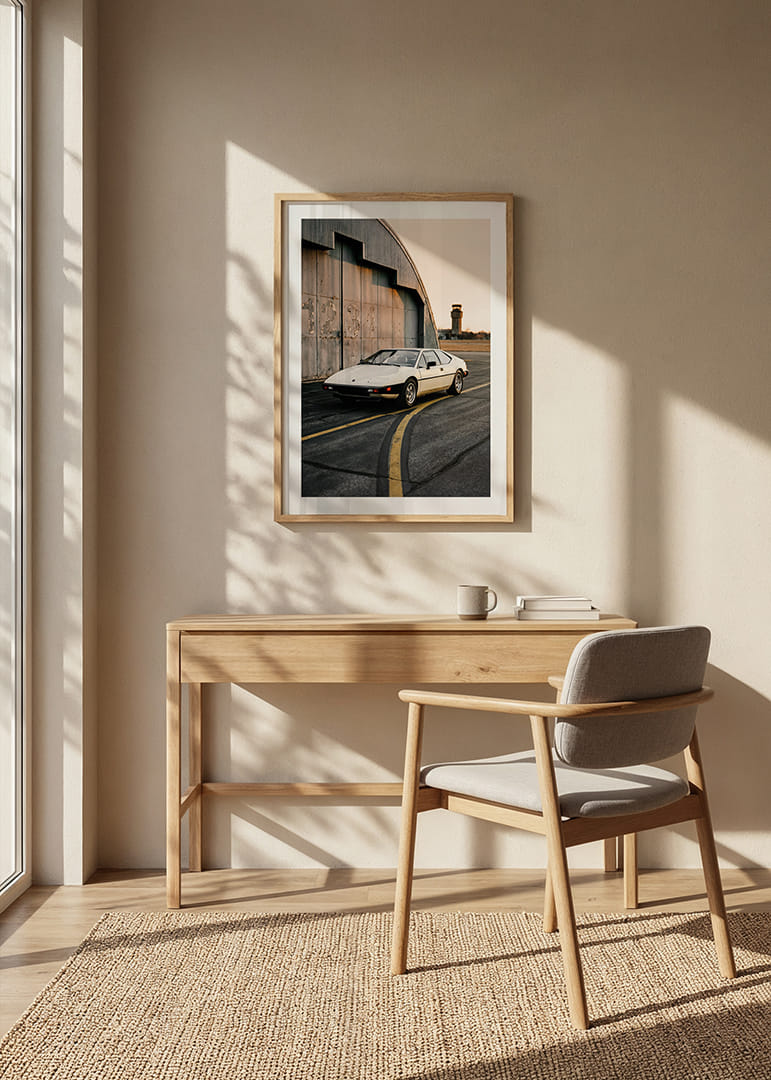 Elegants klasiskais Lotus Esprit rūpniecības ēkas priekšā saulrietā.-12