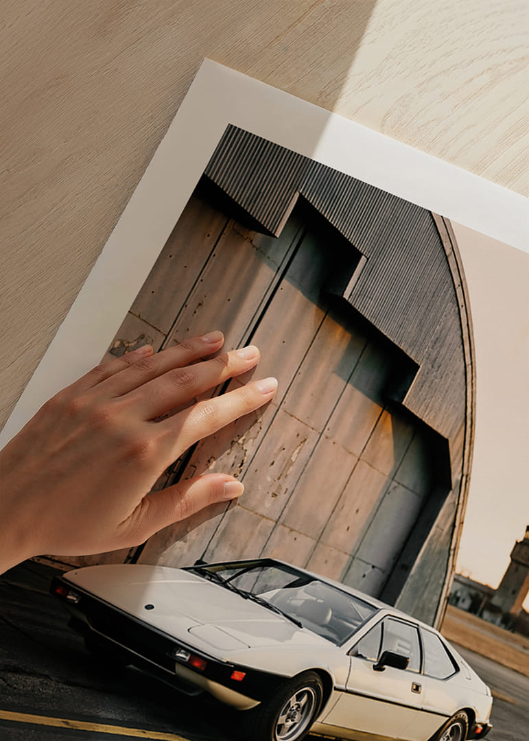 Elegants klasiskais Lotus Esprit rūpniecības ēkas priekšā saulrietā.-12