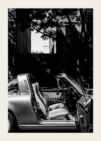 En klassisk Porsche 911 reflekterar tidlös elegans och sofistikerad charm.-3