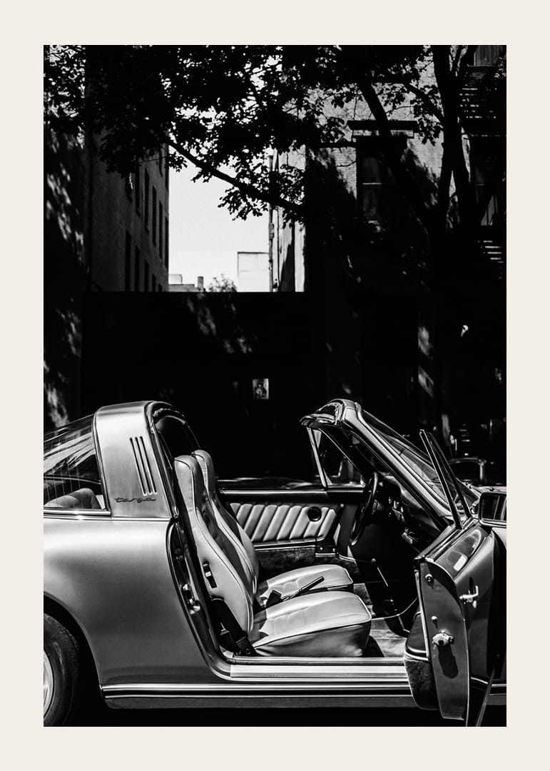 En klassisk Porsche 911 reflekterar tidlös elegans och sofistikerad charm.-12