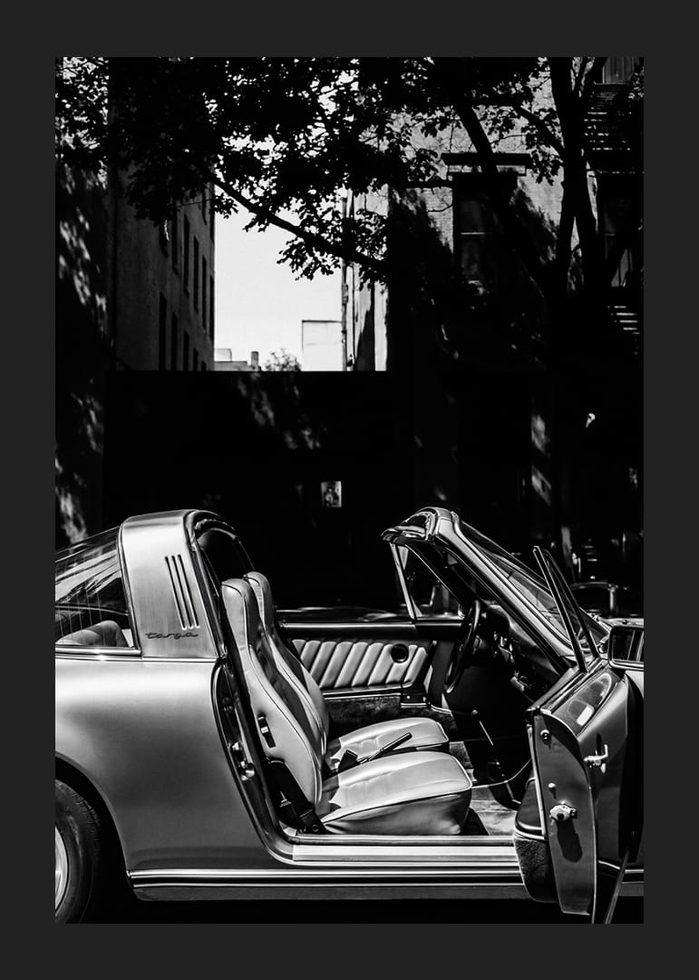 En klassisk Porsche 911 reflekterar tidlös elegans och sofistikerad charm.-12