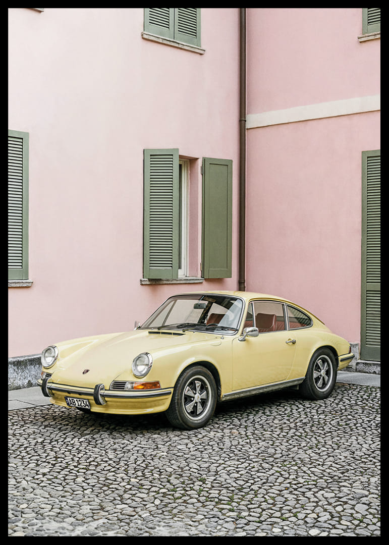 Burvīgs pasteļdzeltens Porsche 911 rozā sienas priekšā rada retro sajūtu.-12