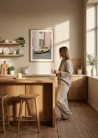 Burvīgs pasteļdzeltens Porsche 911 rozā sienas priekšā rada retro sajūtu.-4