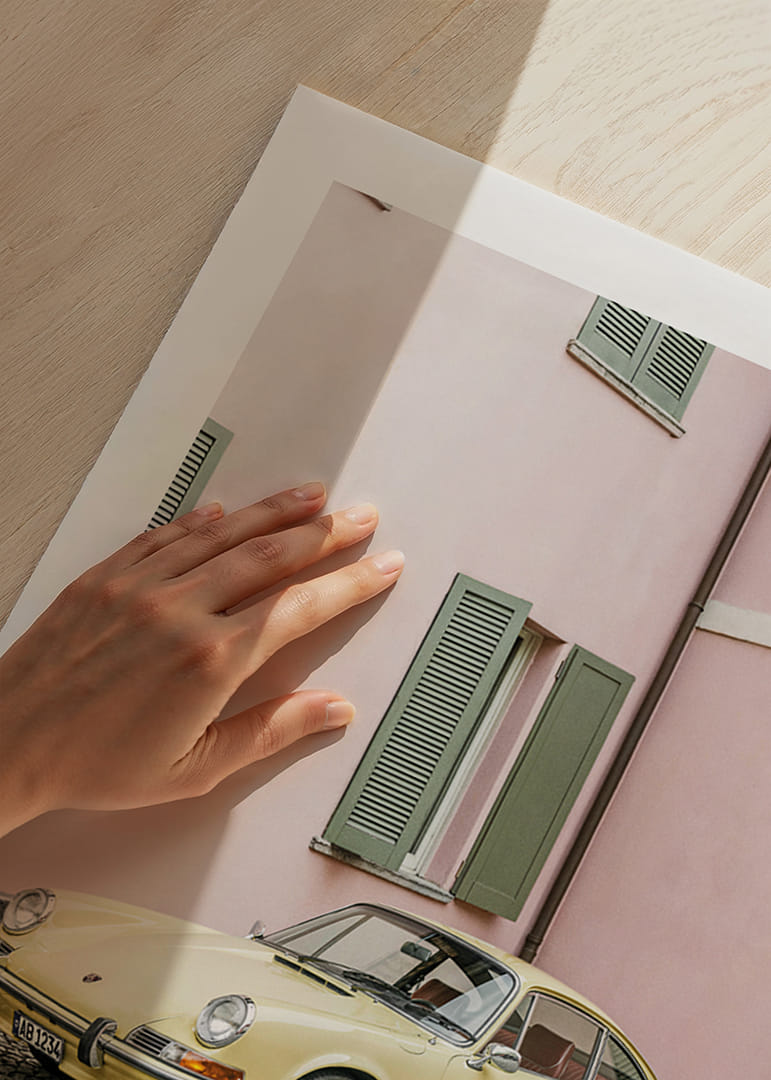 Burvīgs pasteļdzeltens Porsche 911 rozā sienas priekšā rada retro sajūtu.-12