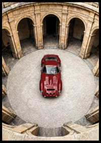 Sarkans klasisks Ferrari 250 GTO majestātiskā pagalmā.-2