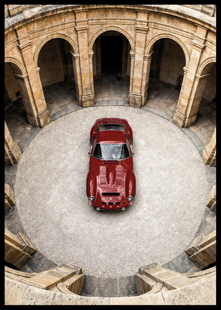 Sarkans klasisks Ferrari 250 GTO majestātiskā pagalmā.-12