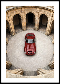 Sarkans klasisks Ferrari 250 GTO majestātiskā pagalmā.-0