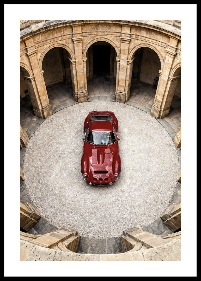 Sarkans klasisks Ferrari 250 GTO majestātiskā pagalmā.-12