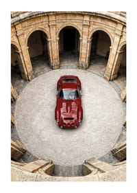 Sarkans klasisks Ferrari 250 GTO majestātiskā pagalmā.-1