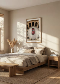 Sarkans klasisks Ferrari 250 GTO majestātiskā pagalmā.-4