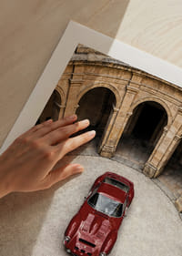 Sarkans klasisks Ferrari 250 GTO majestātiskā pagalmā.-5