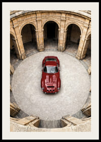 En röd klassisk Ferrari 250 GTO  i en majestätisk innergård.-2