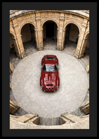 En röd klassisk Ferrari 250 GTO  i en majestätisk innergård.-4