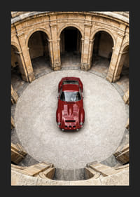 En röd klassisk Ferrari 250 GTO  i en majestätisk innergård.-5