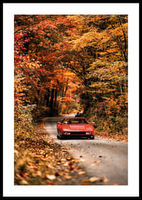 Sarkanu Ferrari Testarossa ieskauj rudens mirdzošās krāsas.-0