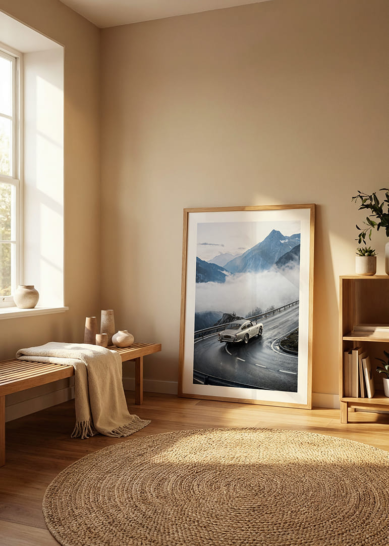 Une Aston Martin DB5 classique traverse des montagnes brumeuses sur une route sinueuse.-12