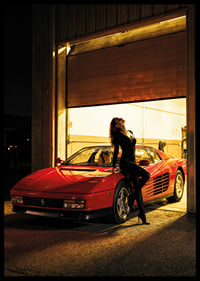 En elegant Ferrari Testarossa i skymningen med en mystisk silhuett.-6