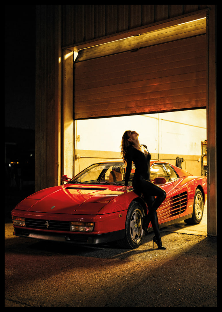 En elegant Ferrari Testarossa i skymningen med en mystisk silhuett.-12