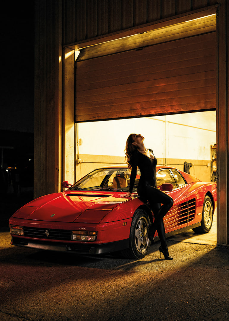 En elegant Ferrari Testarossa i skymningen med en mystisk silhuett.-12
