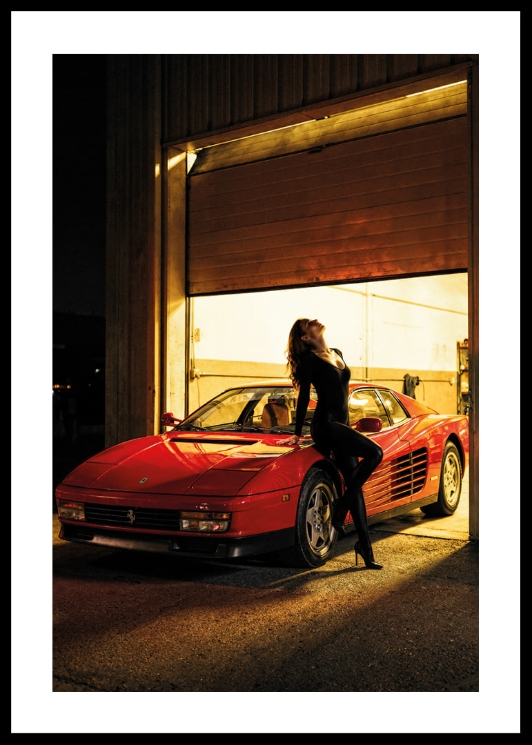 En elegant Ferrari Testarossa i skymningen med en mystisk silhuett.-12