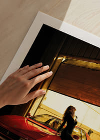 Une élégante Ferrari Testarossa au crépuscule, à la silhouette mystérieuse.-5