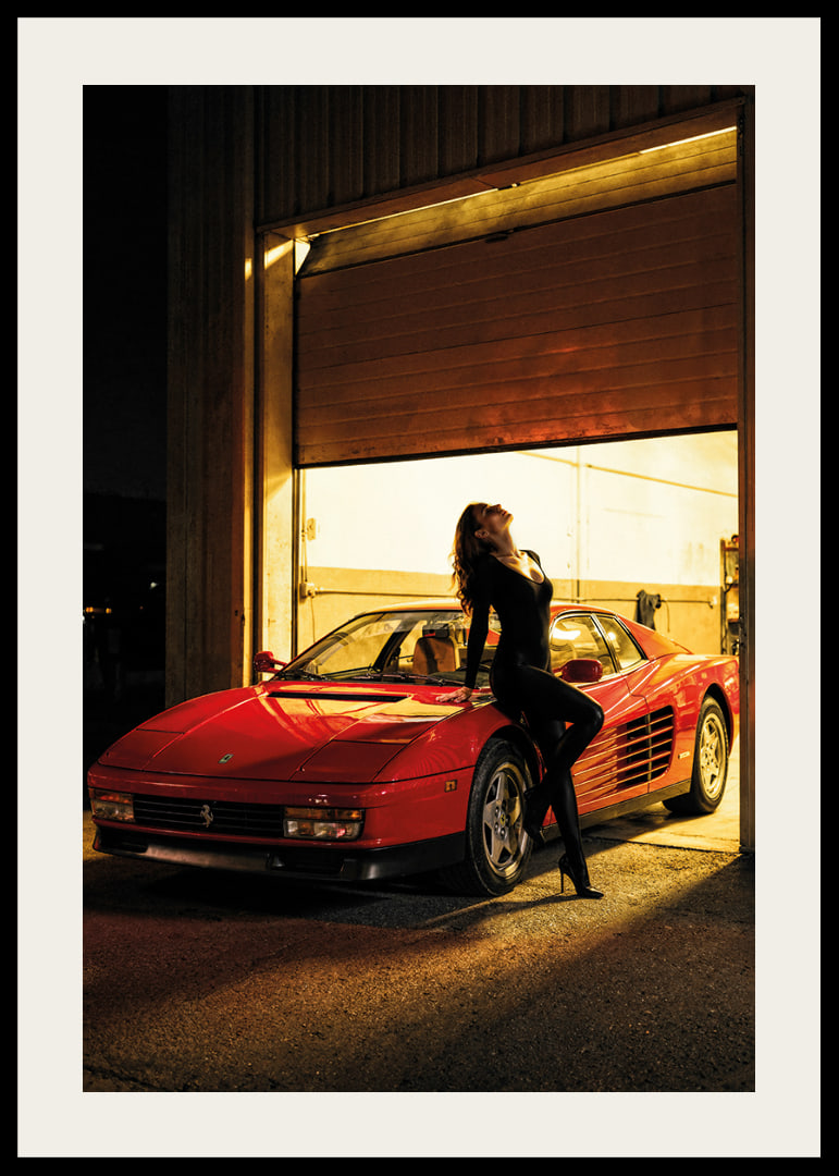 En elegant Ferrari Testarossa i skymningen med en mystisk silhuett.-12