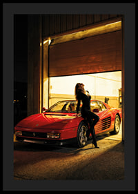 En elegant Ferrari Testarossa i skymningen med en mystisk silhuett.-4