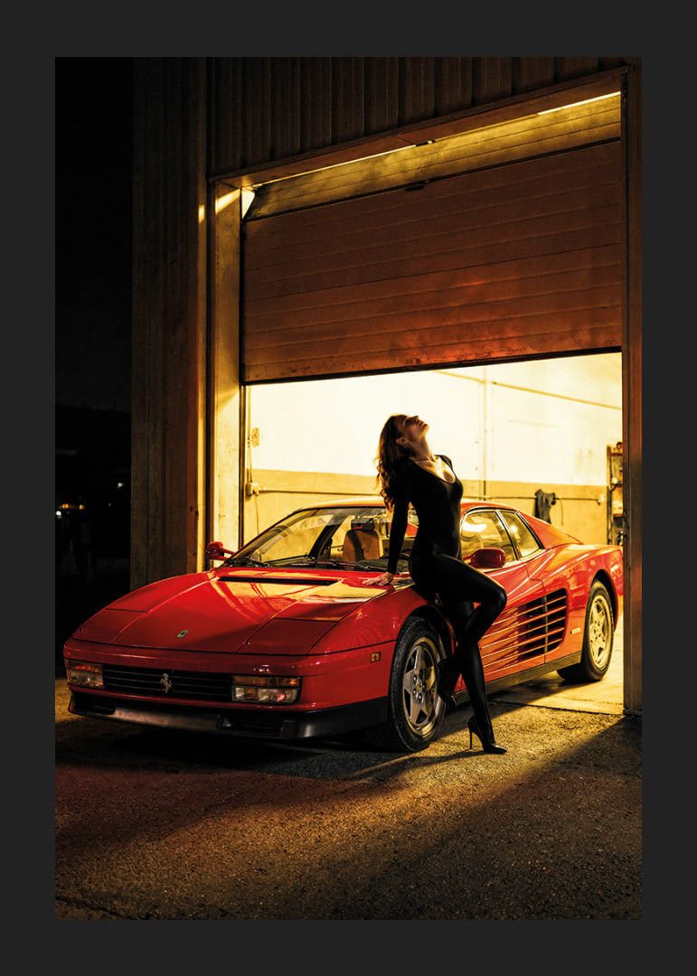 En elegant Ferrari Testarossa i skymningen med en mystisk silhuett.-12