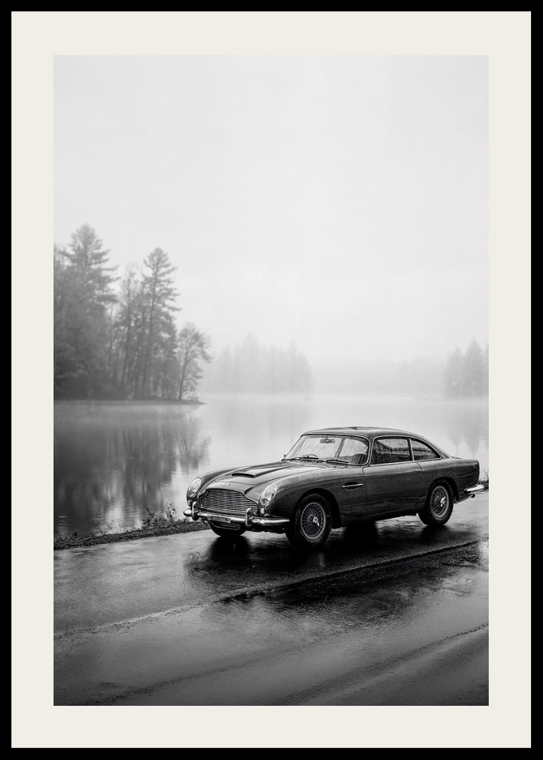 En klassisk Aston Martin DB5 vid en dimmig sjöväg utstrålar lugn och nostalgi.-12