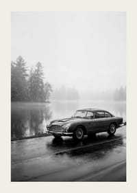 En klassisk Aston Martin DB5 vid en dimmig sjöväg utstrålar lugn och nostalgi.-3