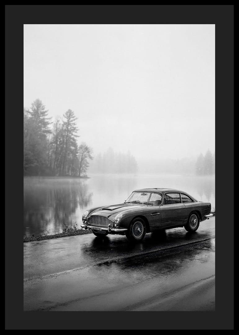 En klassisk Aston Martin DB5 vid en dimmig sjöväg utstrålar lugn och nostalgi.-12