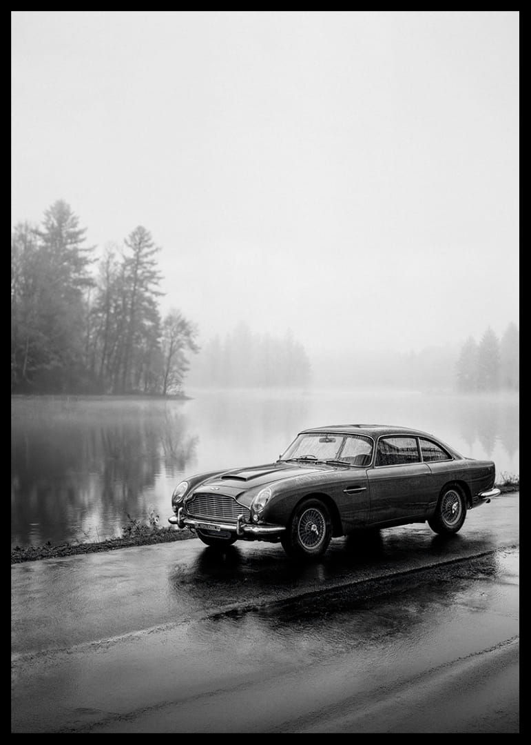 Une Aston Martin DB5 classique, au bord d'une mer brumeuse, dégage une impression de calme et de nostalgie.-12
