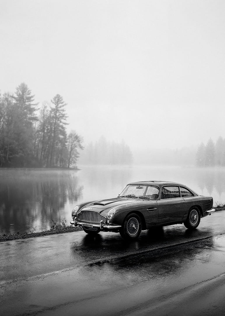 Une Aston Martin DB5 classique, au bord d'une mer brumeuse, dégage une impression de calme et de nostalgie.-12