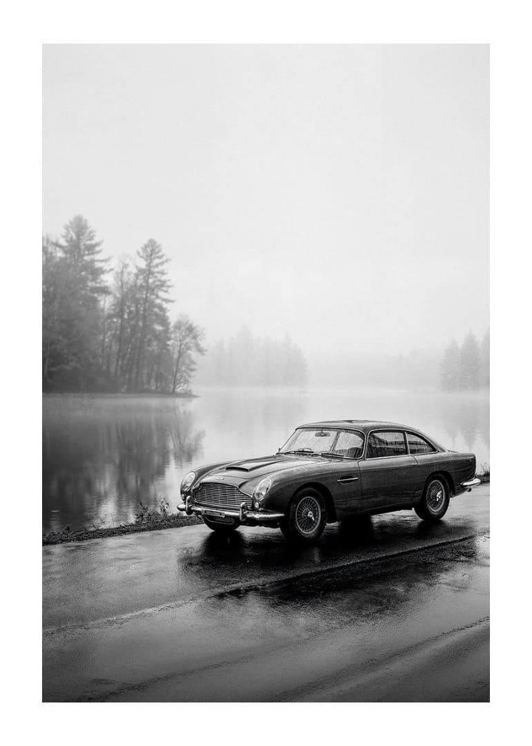 Une Aston Martin DB5 classique, au bord d'une mer brumeuse, dégage une impression de calme et de nostalgie.-12