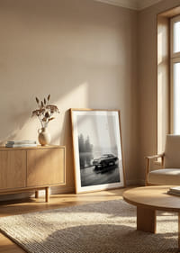 Une Aston Martin DB5 classique, au bord d'une mer brumeuse, dégage une impression de calme et de nostalgie.-4