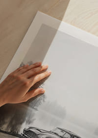 Une Aston Martin DB5 classique, au bord d'une mer brumeuse, dégage une impression de calme et de nostalgie.-5