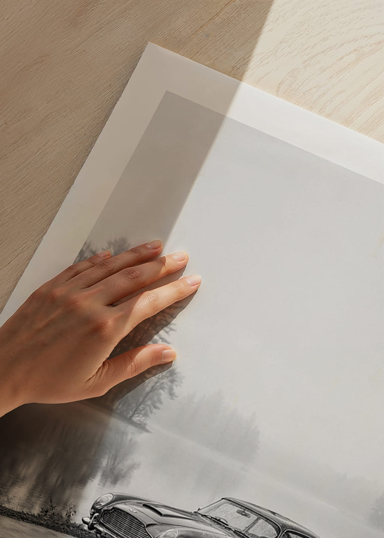 Une Aston Martin DB5 classique, au bord d'une mer brumeuse, dégage une impression de calme et de nostalgie.-12