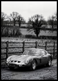 En klassisk Ferrari 250 GTO står ståtlig på en grusväg omgiven av träd.-6